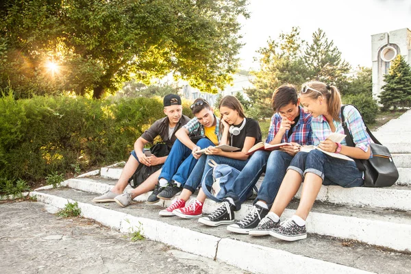 Grupo Jovens Estudantes Com Livros Gadgets Sentar Nos Degraus Parque — Fotografia de Stock