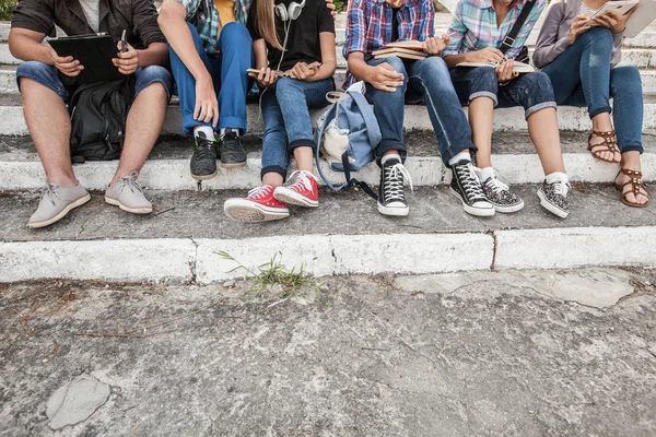 Gruppo Giovani Studenti Con Libri Gadget Seduti Sui Gradini Del — Foto Stock