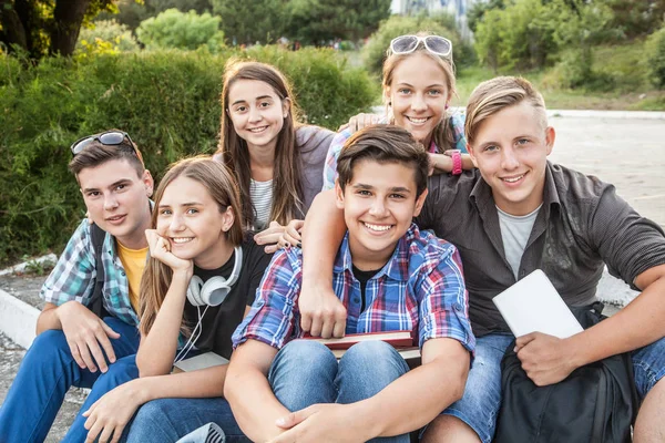 Jovens Amigos Estudantes Com Livros Gadgets Fundo Parque Verde — Fotografia de Stock