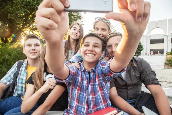 Grupa Nastolatków Parku Selfie — Zdjęcie stockowe