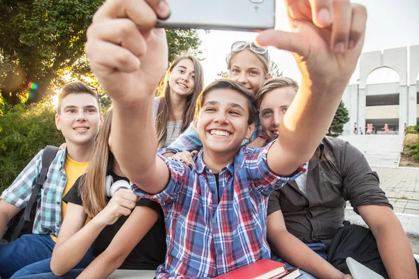 Ομάδα Εφήβων Πάρκο Κάνει Selfie — Φωτογραφία Αρχείου