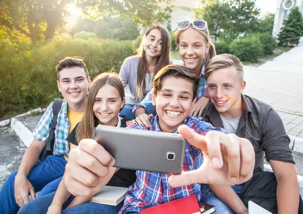 Gruppo Adolescenti Nel Parco Fanno Selfie — Foto Stock