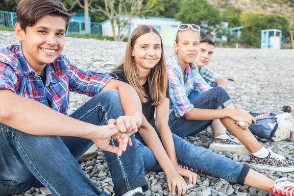 Porträt Einer Gruppe Junger Freunde Studenten Strand — Stockfoto