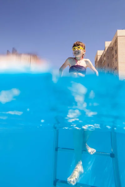 Little Girl Goes Stairs Pool — Stock Photo, Image