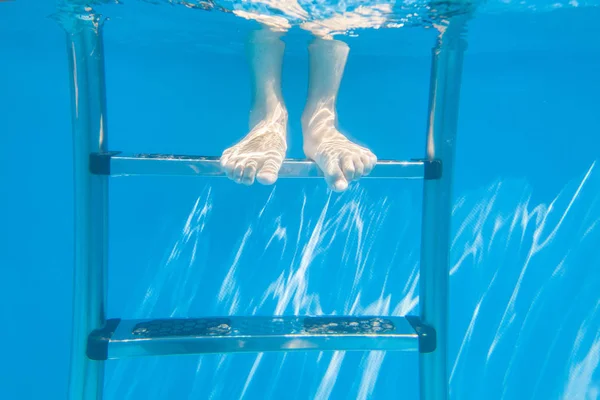 Pieds Enfant Sous Eau Dans Une Piscine — Photo