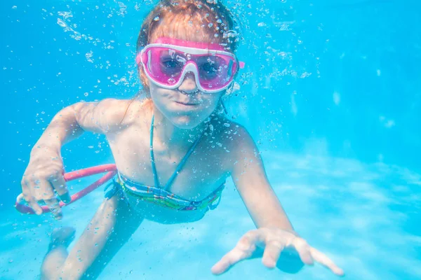 Bambina Nuotare Piscina Sott Acqua — Foto Stock