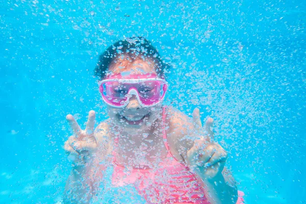 Kleines Mädchen Schwimmt Pool Unter Wasser — Stockfoto