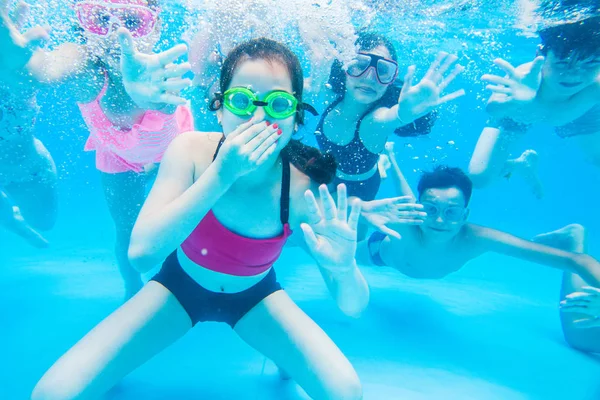 Kleine Kinderen Zwemmen Het Zwembad Onder Water — Stockfoto