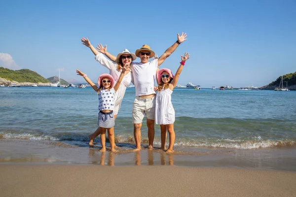 海リゾートの砂浜で一休み幸せな家族の肖像画 — ストック写真