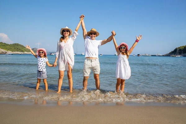 Portrét Šťastné Rodiny Odpočíval Písečné Pláži Letovisku Moře — Stock fotografie