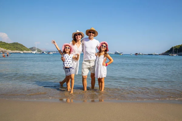 Retrato Uma Família Feliz Tendo Descanso Praia Arenosa Uma Estância — Fotografia de Stock