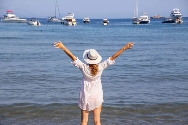 海滩上的年轻女子 Enjoing 海滨度假村 — 图库照片