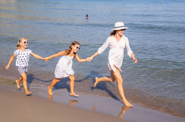 Mãe Com Duas Filhas Pequenas Correndo Praia Areia — Fotografia de Stock