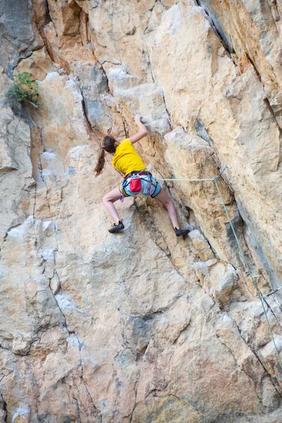 Adolescente Escalade Sur Rocher — Photo