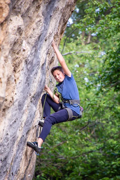 Rock Climber Climbing Overhanging Cliff — Stock Photo, Image