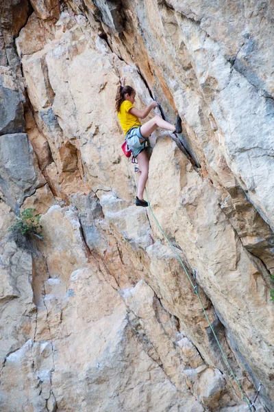 Gençler Kız Üzerinde Kaya Tırmanışı — Stok fotoğraf