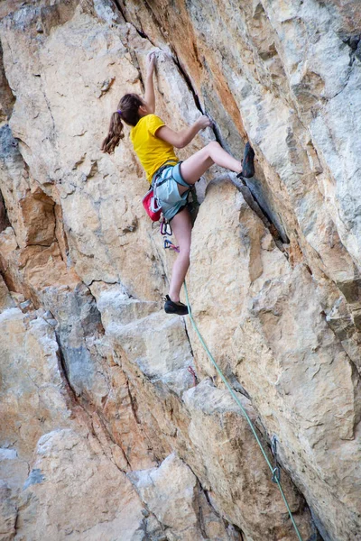 少年女孩攀登岩石 — 图库照片