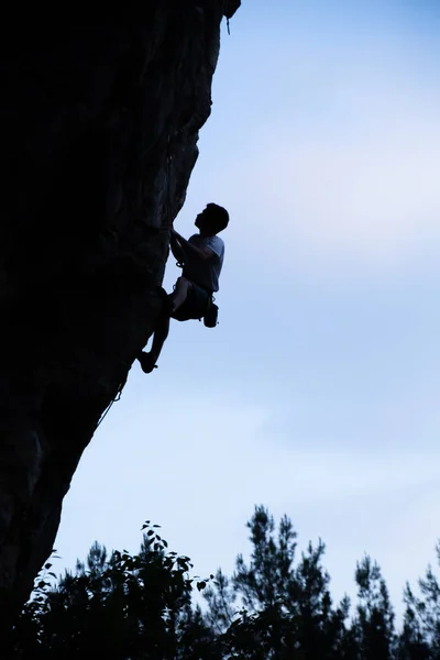 Alpinista Escalar Penhasco Pendente Silhueta — Fotografia de Stock