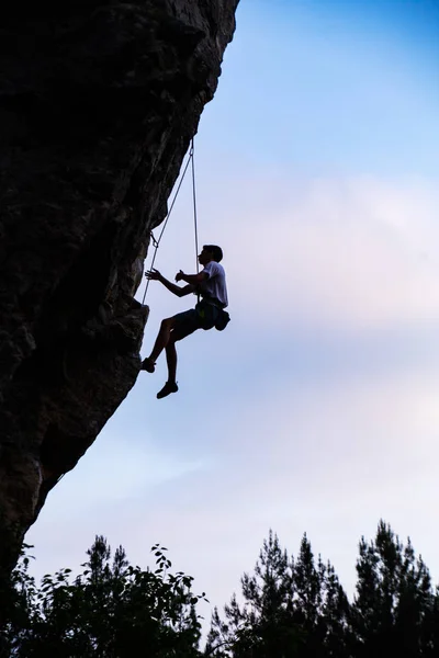 Скельний Альпініст Піднімається Висячій Скелі Силует — стокове фото