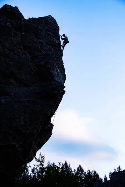Alpinista Escalar Penhasco Pendente Silhueta — Fotografia de Stock