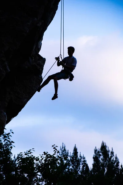 Ροκ Ορειβάτης Αναρρίχηση Έναν Προεξέχοντα Βράχο Σιλουέτα — Φωτογραφία Αρχείου