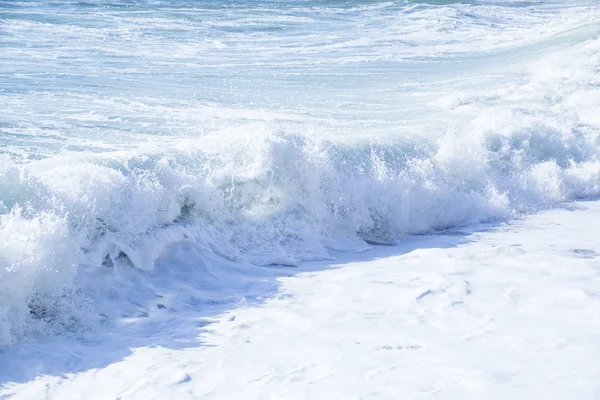 Deniz Kıyısına Köpüklü Büyük Dalgalar — Stok fotoğraf