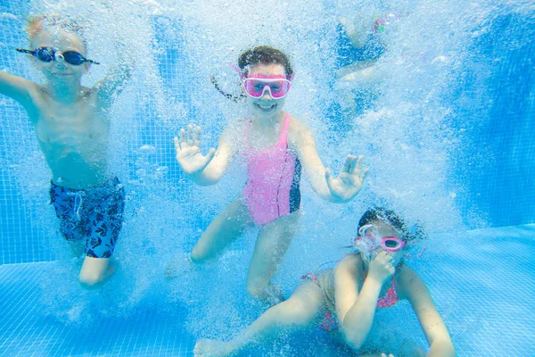 Crianças Nadando Piscina Subaquática — Fotografia de Stock