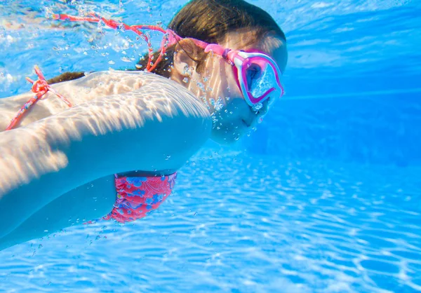 Niña Hábilmente Nadar Bajo Agua Piscina —  Fotos de Stock