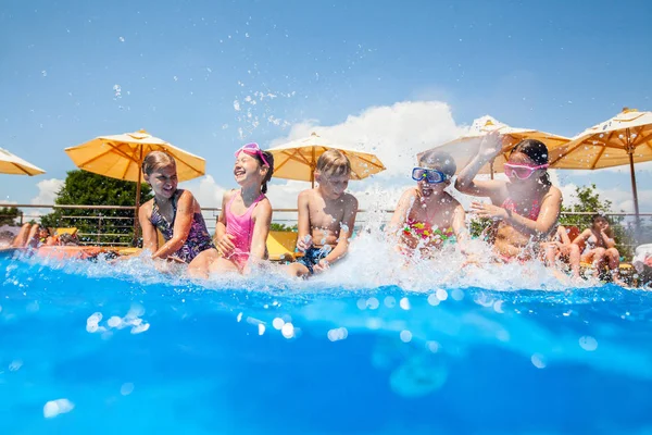 Çocuklar Tatil Köyünde Havuzun Kenarında Sıçratarak Oyun Oynarlar — Stok fotoğraf