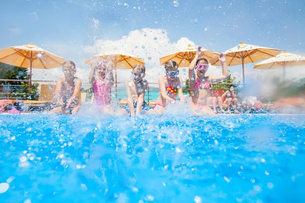 Kinderen Spelen Plezier Met Spetters Aan Rand Van Het Zwembad — Stockfoto