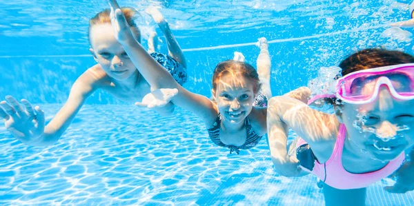Kleine Kinderen Zwemmen Het Zwembad Onder Water — Stockfoto