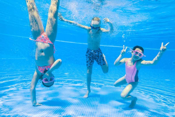 Μικρά Παιδιά Που Κολυμπούν Στην Πισίνα — Φωτογραφία Αρχείου