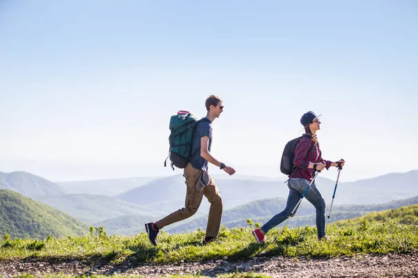 Genç Çift Erkek Kadın Birlikte Dağlara Hiking — Stok fotoğraf