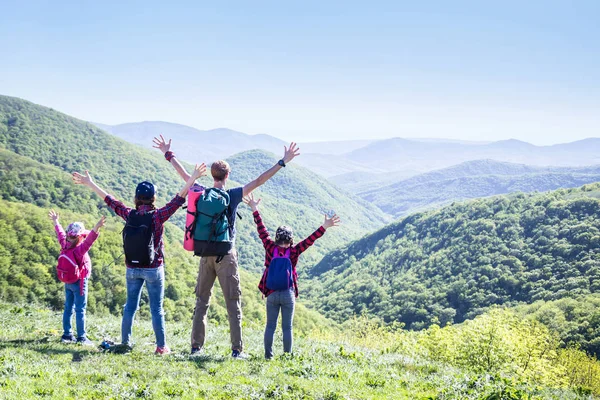 Rodina Dvěma Dětmi Mají Pěší Turistiku Horách — Stock fotografie