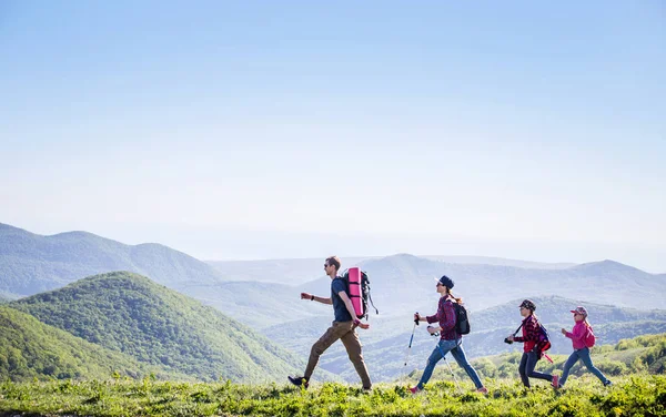 Rodina Dvěma Dětmi Mají Pěší Turistiku Horách — Stock fotografie