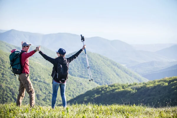 Genç Çift Erkek Kadın Birlikte Dağlara Hiking — Stok fotoğraf