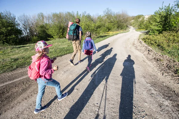 Семья Двумя Детьми Прогуливается Дороге — стоковое фото