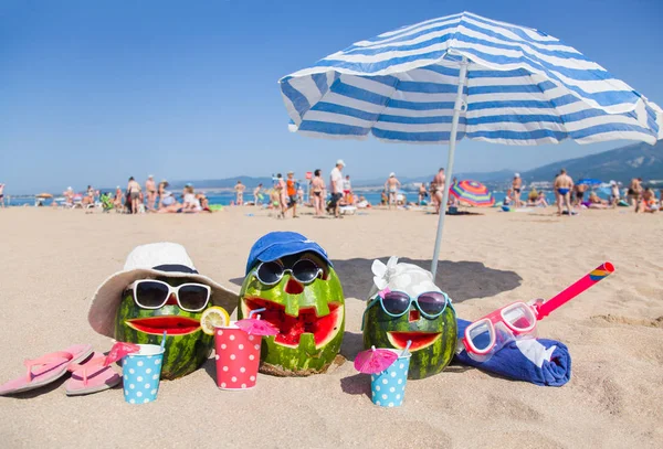Bromeando Foto Grupo Sandías Que Representan Unas Vacaciones Familia Playa — Foto de Stock