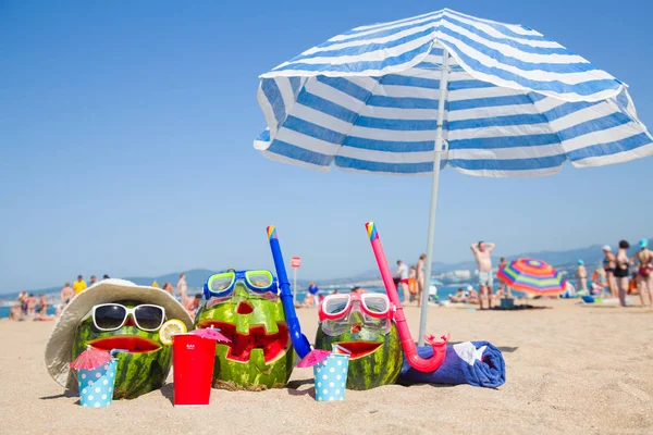 Foto Scherzosa Gruppo Angurie Che Ritraggono Una Vacanza Famiglia Sulla — Foto Stock