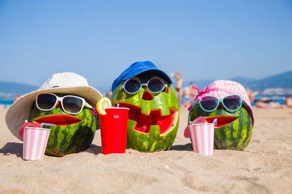 Bromeando Foto Grupo Sandías Que Representan Unas Vacaciones Familia Playa — Foto de Stock
