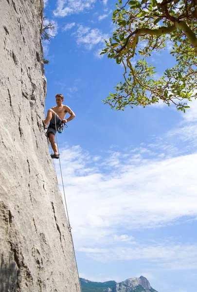 Scalatore Roccia Che Arrampica Una Scogliera Strapiombante — Foto Stock