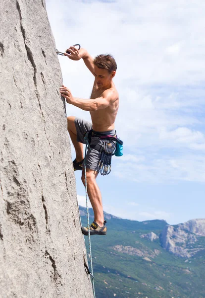突出の崖を登るロック クライマー — ストック写真