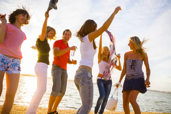 Groupe Jeunes Gens Heureux Dansant Plage Sur Beau Coucher Soleil — Photo