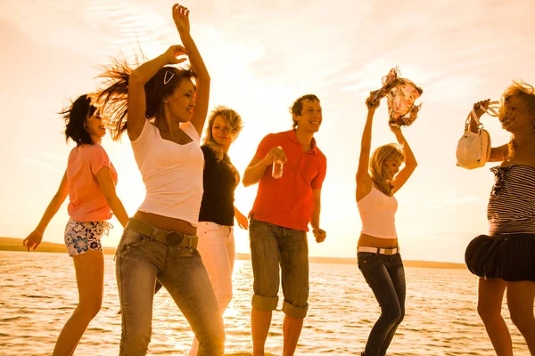 Група Щасливі Молоді Люди Танцюють Пляжі Захід Чудового Літнього Сонця — 스톡 사진