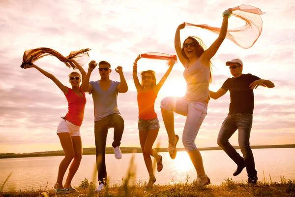 Grupa Szczęśliwych Młodych Ludzi Tańczy Plaży Piękny Zachód Słońca Latem — Zdjęcie stockowe
