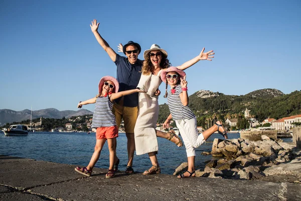 Retrato Uma Família Feliz Tendo Descanso Resort Mar — Fotografia de Stock