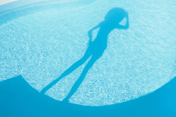 Sombra Uma Menina Bonita Chapéu Uma Superfície Azul Piscina — Fotografia de Stock