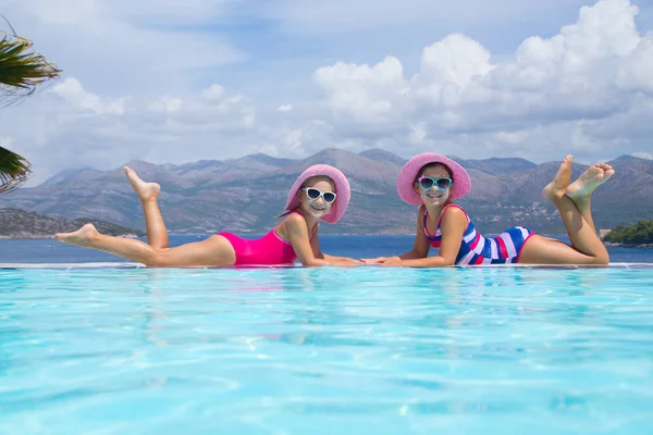 Niñas Sentadas Playa Tomando Sol Sol —  Fotos de Stock