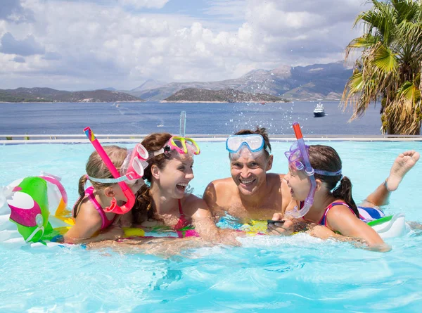 Portret Van Grote Familie Zwemmen Zwembad Sea Resort — Stockfoto