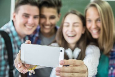 Dalga genç grup selfie sınıfta